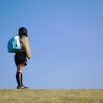土手に立つ子ども