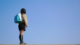 土手に立つ子ども